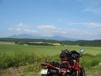 富良野岳と畑とえむぶい号(A710IS)